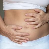 Persona con molestias de hinchazón abdominal